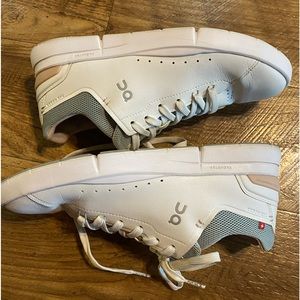 Women’s size 10 leather white The Roger On Clouds